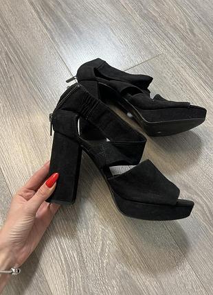 Черные туфли на каблуке bershka