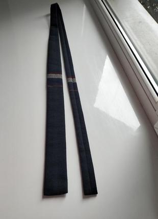 Квадратный узкий синий галстук галстук