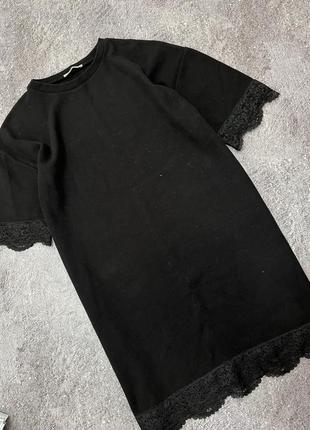 Черное прямое платье в рубчик1 фото