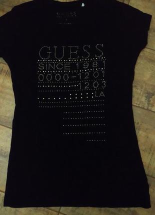 Чорна жіноча футболка бренду guess