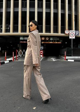 Женский стильный классический костюм брюки пиджак бежевый капучино7 фото