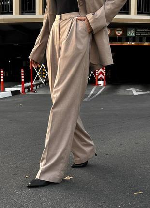 Женский стильный классический костюм брюки пиджак бежевый капучино6 фото