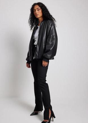 Джинси slim з розпірками внизу від na-kd. виглядають дуже ефектно.