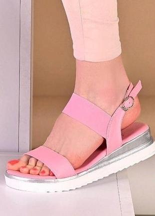 Босоніжки жіночі на танкетці рожеві новинка