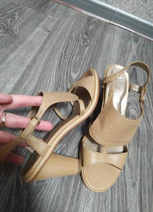 Оригинальные кожаные босаножки bata