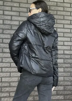 Стильна куртка з капюшоном і принтом з ланцюжком2 фото