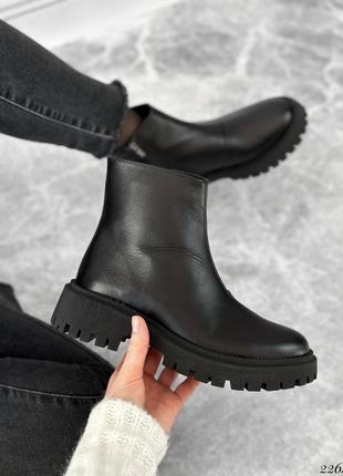 Женские демисезонные черные ботинки на низком ходу натуральная кожа10 фото