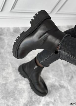 Женские демисезонные черные ботинки на низком ходу натуральная кожа9 фото