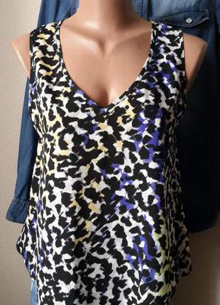 Блузочка с ярким принтом и вырезом на спинке s-m