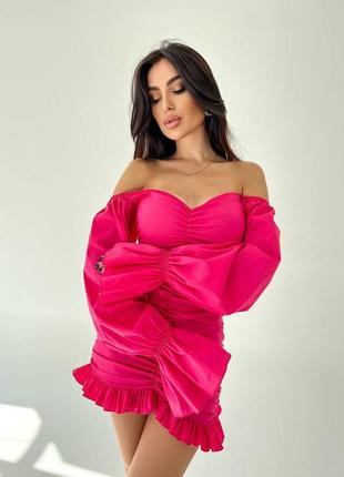 Платье платье короткое с рюшами открытые плечи на стяжках на завязках объемные рукава белый черный розовый яркий7 фото