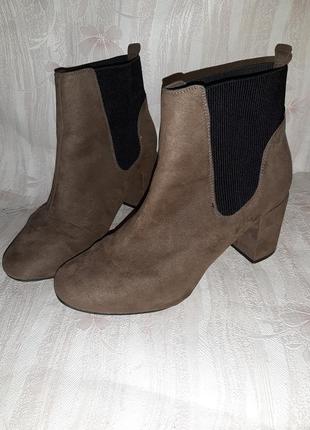 Деми ботиночки цвета хаки с резинками вставками на каблуке