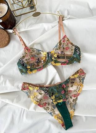 Красивое белье с вышивкой в цветочек зеленое белье с м л