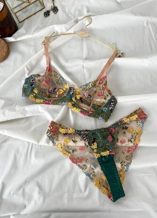 Красивое белье с вышивкой в цветочек зеленое белье с м л