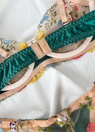 Красивое белье с вышивкой в цветочек зеленое белье с м л