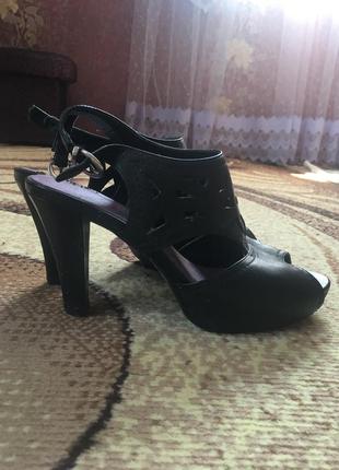 Босоніжки на каблуку