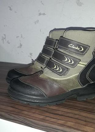 Зимние ботинки с  системой gore tex на мальчика от известног бренда clarks.