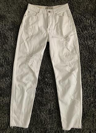 Белые джинсы bershka
