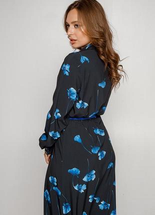 Платье-рубашка синего цвета с крупными цветами5 фото