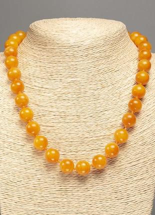 Ожерелье оранжевый "янтарь" гладкий шарик d-12мм+-, l-50см+- из камня белый нефрит (синт. красок.)