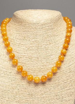 Ожерелье оранжевый "янтарь" гладкий шарик d-10мм+-, l-50см+- из камня белый нефрит (синт. красок.)