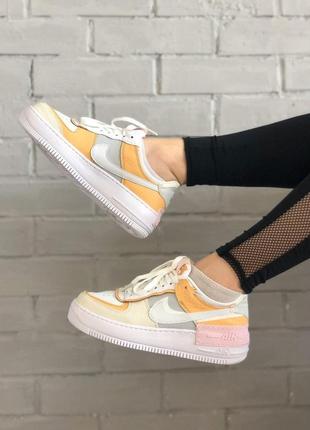 Классные женские кроссовки nike air force 1 swoosh бежевые с рыжим