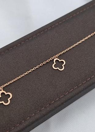 Браслет на ногу серебряный с позолотой с цепочкой и подвесками клевером