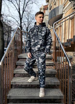 Мужской спортивный костюм с принтом, анорак и штаны в серых оттенках