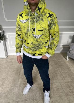 Молодежный мужской худи с принтом.