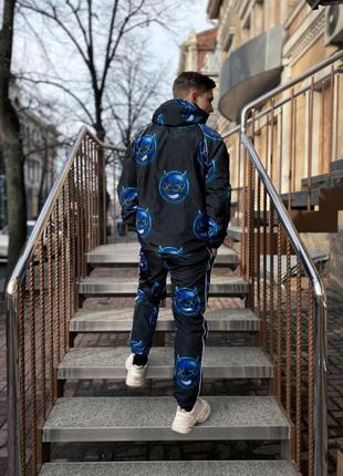 Стильный спортивный костюм для мужчин чёрного цвета, анорак с принтом и модные штаны