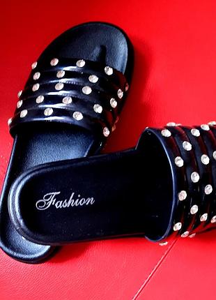 Шльопанці у каменях