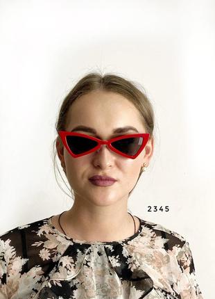 Модні червоні ретро-окуляри з чорними лінзами