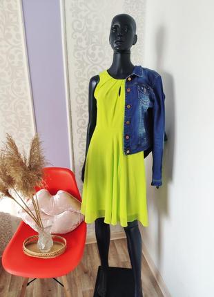 Яркое неоновое лёгкое платье с декольте капелькой 💐