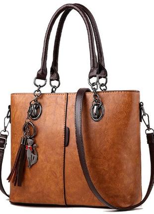 Повседневная классическая женская сумка через плечо с брелком коричневый
