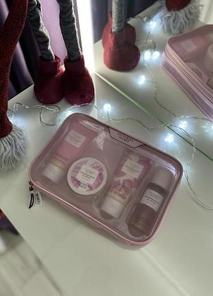 Подарунковий набір вікторія сікрет victoria's secret pomegranate and lotus the balance starter kit виктория сикрет набор4 фото