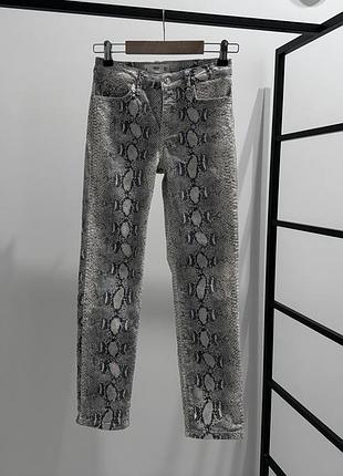Узкие джинсы в змеиный принт mango