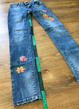 Стрейчевые джинсы с цветочным принтом4 фото