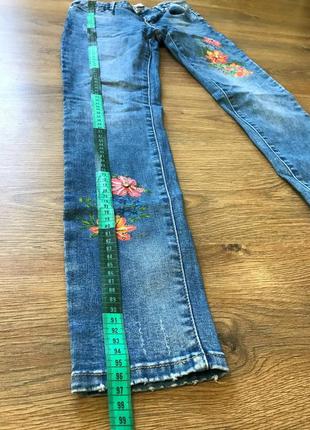 Стрейчевые джинсы с цветочным принтом5 фото