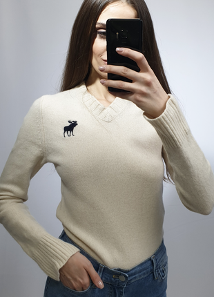 Мягкий свитер от известного люксового бренда аберкромби, молочного цвета