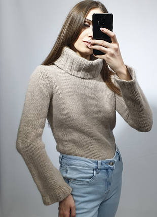 Свитер под горло, невероятно теплый и мягкий, в бежевом цвете