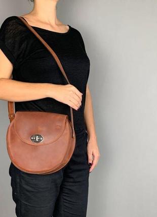 Класная сумка для девушек форма круга женская кожаная сумка круглая светло-коричневая винтажная7 фото