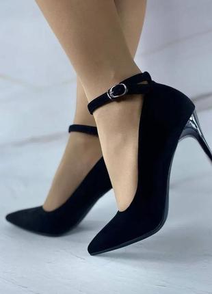 Жіночі туфлі на підборах з ремінцем