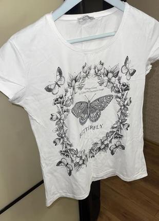 Белоснежная футболка с бабочкой2 фото