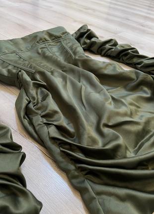 Атласное платье с элементами корсета цвета хаки, с рукавами2 фото