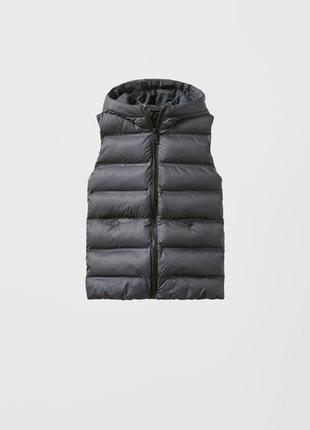 Безрукавка zara на девочке 11/12, 13/14 лет, жилет zara. безрукавка zara для девочки 11/12, 13/14 лет. длинная безрукавка с капюшоном.1 фото