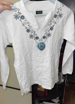 Белая роскошная рубашка блуза