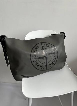 Черная сумка stone island – стильная, удобная для повседневного использования.