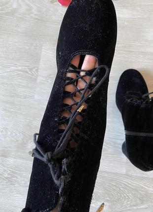Стильные черные босоножки с шнуровкой5 фото