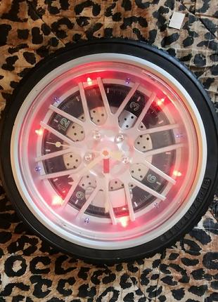 Настінний годинник для авто любителів у вигляді колеса.