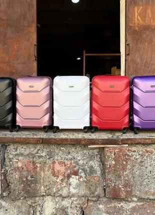 Дорожный пластиковый чемодан на 4 колесах madisson размер s ручная кладь небольшой четырехколесный чемоданчик9 фото