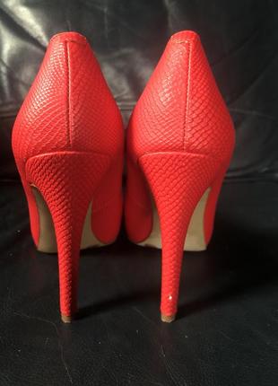 Красные туфли на высоком каблуке2 фото